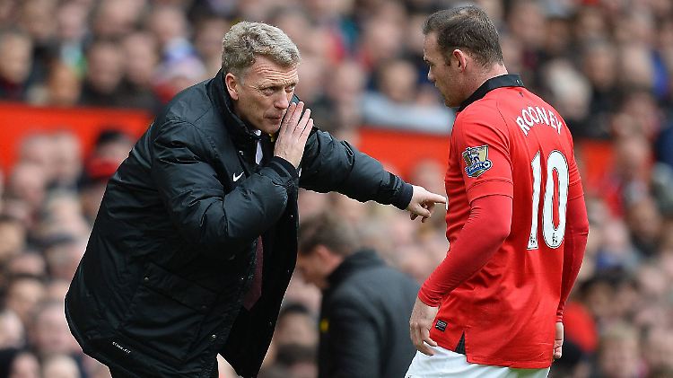 Pssst, wir müssen mal wieder gewinnen: Manchesters Trainer David Moyes und Wayne Rooney während der 0:3-Pleite gegen den FC Liverpool.