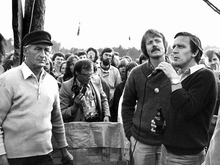 Mit der Flasche Bier in der Hand: Juso-Chef Schröder spricht am 31. Mai 1980 zu den Besetzern des Anti-Atom-Dorfes bei Gorleben.
