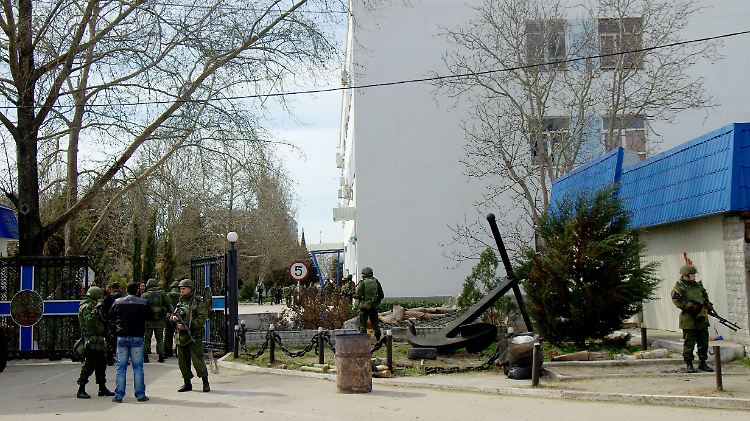 Vermummte Soldaten ohne Abzeichen haben bereits die zweite Militärbasis besetzt. Schüsse fallen nicht.
