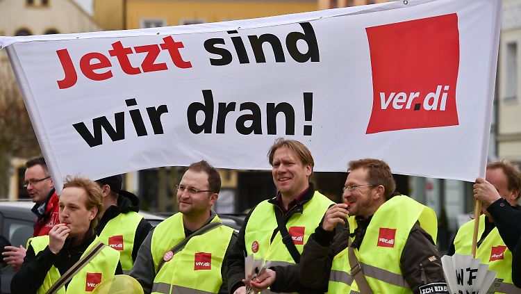 Die Streikenden wollen mehr Geld, sie sind einfach "dran", wie diese Beschäftigten in Cottbus schriftlich mitteilen. 