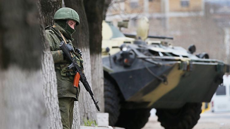Schwerbewaffnete russische Milizen belagern die ukrainischen Stützpunkte.