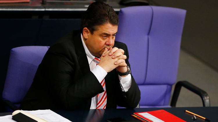 Bundeswirtschaftsminister Sigmar Gabriel legt den umstrittenen Deal vorerst auf Eis.