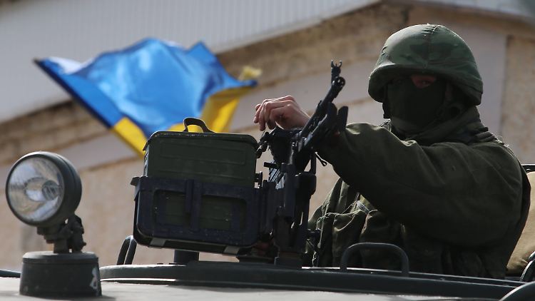 Noch immer belagern schwerbewaffnete russische Milizen die ukrainischen Stützpunkte.