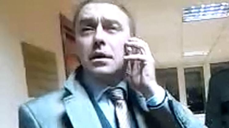 Igor Miroschnitschenko, kurz bevor er das Büro des Fernsehchefs betritt. Der Swoboda-Abgeordnete ist Mitglied in einem Ausschuss, der sich mit Pressefreiheit beschäftigt.