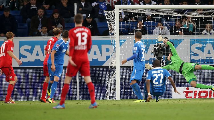Der berühmteste Treffer der Bundesliga-Saison: Kießling setzt den Ball neben den Kasten, Referee Felix Brych gibt das Tor.