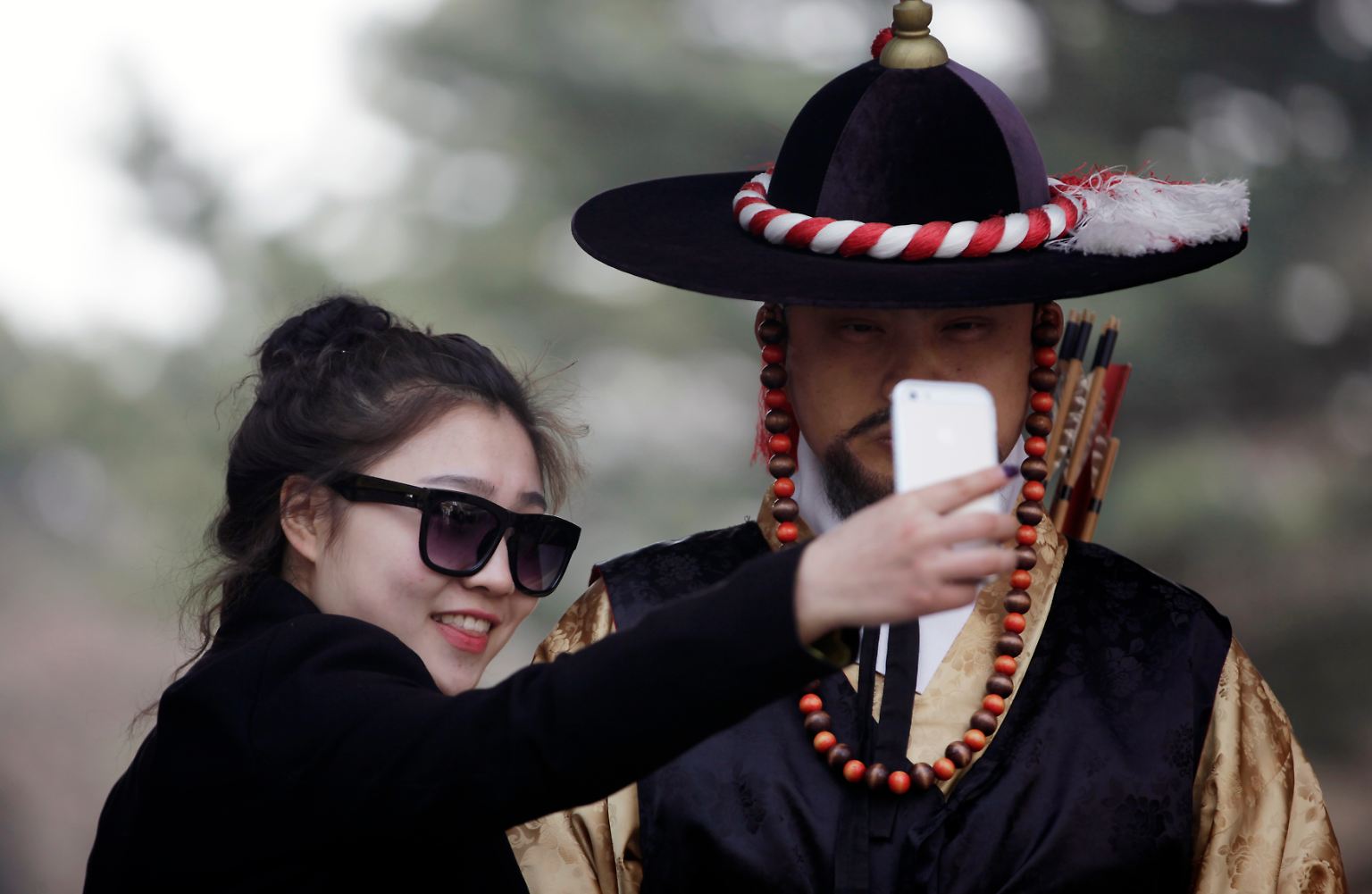 Einen "Selfie" machen bedeutet, sich selbst mit dem Smartphone zu fotografieren. Gerne auch zu zweit oder zu mehreren.