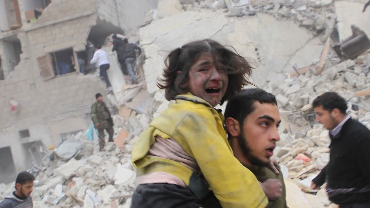 Bombenangriff in Aleppo. Ein junger Mann hat ein Mädchen aus den Trümmern gerettet.
