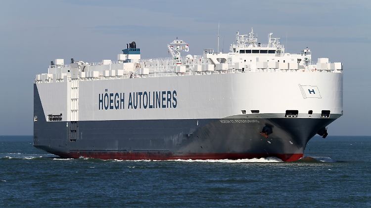 Spezialfrachter im Such- und Bergungseinsatz: Die australische Schifffahrtsaufsicht beordert die "St. Petersburg" ins Suchgebiet.