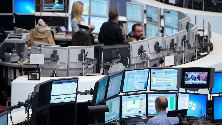 Die Wirtschaftsweisen korrigieren ihre BIP-Prognose nach oben, die US-Wirtschaft zeigt deutliche Anzeichen der Belebung: Der Dax legt kurz vor Feierabend zu.