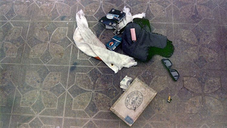 Die Utensilien eines Rockstars: Zigaretten, Feuerzeug, Sonnenbrille - und Fixerbesteck.