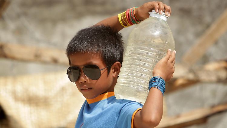 In vielen Ländern müssen Menschen große Mühen und weite Wege auf sich nehmen, um an Wasser zu kommen, wie dieser Junge auf den Philippinen.
