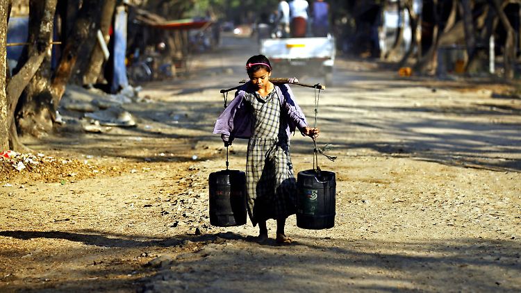 Wasser holendes Mädchen in Myanmar: Viele Millionen Menschen weltweit haben weder Zugang zu Trinkwasser noch zu Strom.