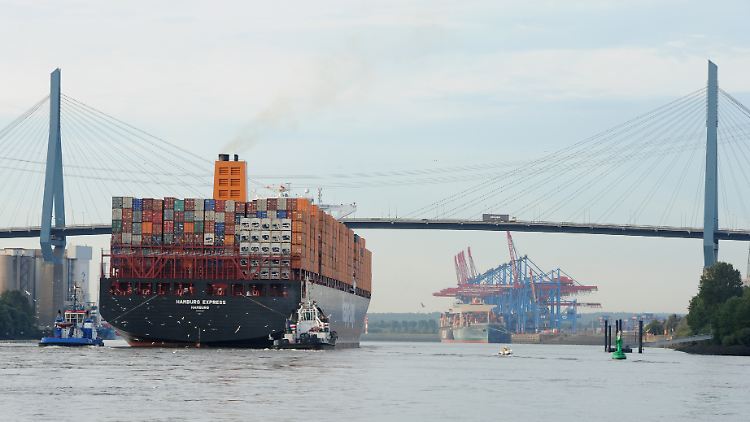 Das Containerschiff "Hamburg Express" der Reederei Hapag-Lloyd: Das Unternehmen will wachsen - und dann an die Börse.