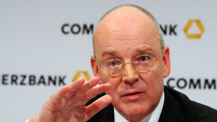 Commerzbank-Chef Blessing verzichtet 2013 wieder auf Boni.