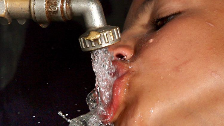 Kaltes, klares Wasser: Aus dem Wasserhahn kommt in Deutschland das mit Abstand am besten kontrollierte Lebensmittel.