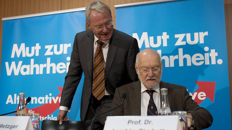 Die erweiterte Parteiführung: Joachim Starbatty (r.) und Neu-AfDler Hans-Olaf Henkel.