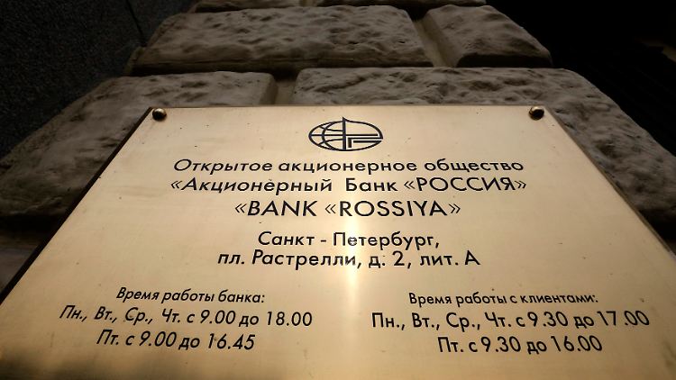 Rossija ist die Hausbank einiger von Präsident Putins engsten Freunden - und von den Sanktionen betroffen.