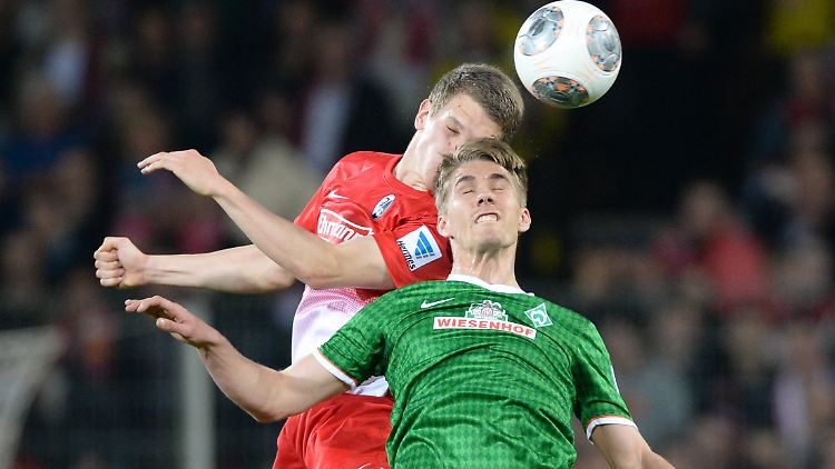 Ginter (l.) und Petersen (r.) im Kopfballduell.