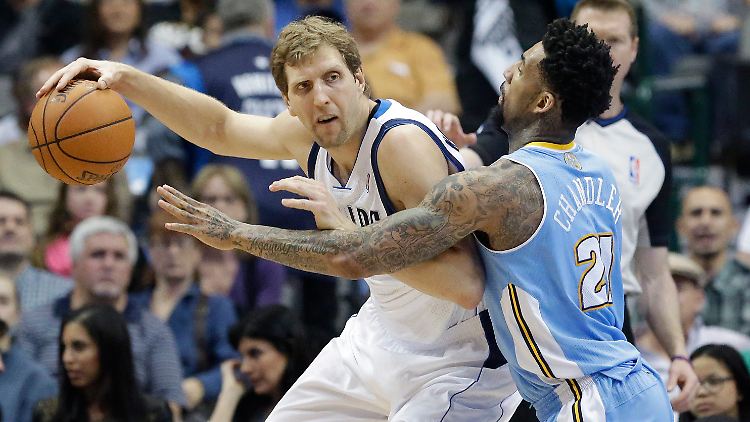 Wilson Chandler von den Denver Nuggets kann Nowitzki den Ball nicht abnehmen.