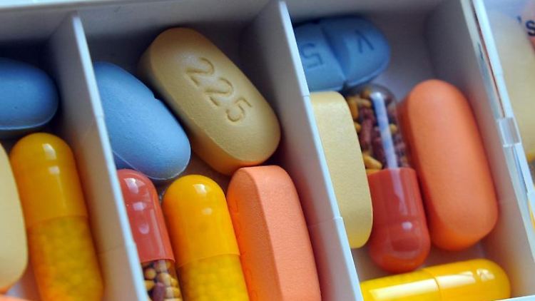 Viele HIV-Erkrankte müssen täglich einen riesigen Medikamentencocktail zu sich nehmen.