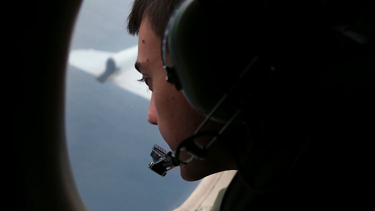 Sergeant Matthew Falanga von der australischen Luftwaffe sucht über dem Indischen Ozean nach Wrackteilen.