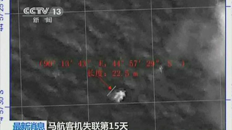 Der chinesische Sender CCTV zeigt das Satellitenbild, auf dem ein Wrackteil der vermissten Boeing zu sehen sein könnte.