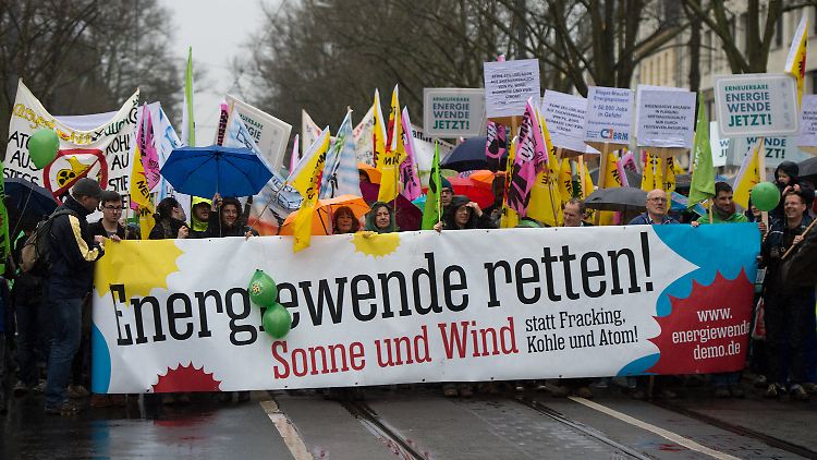 Mit Transparenten ziehen Teilnehmer der Demonstration durch Potsdam.