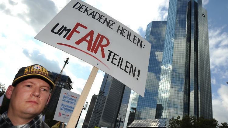 Im September 2012 demonstrierten Aktivisten am Finanzplatz Frankfurt: "UmFAIRteilung" der großen Vermögen fordern immer mehr Deutsche.