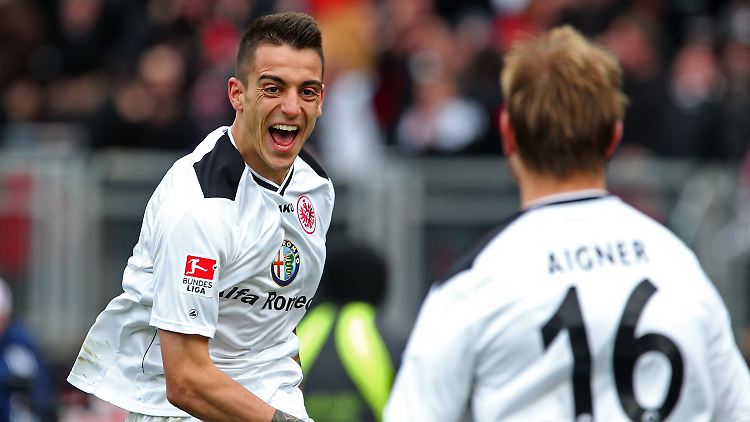 Frankfurter Freude: Joselu belacht sein Tor zum 2:0.