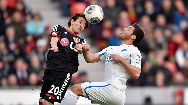 Hoffenheims Kevin Volland im Duell mit dem Leverkusener Guardado Hernandez.