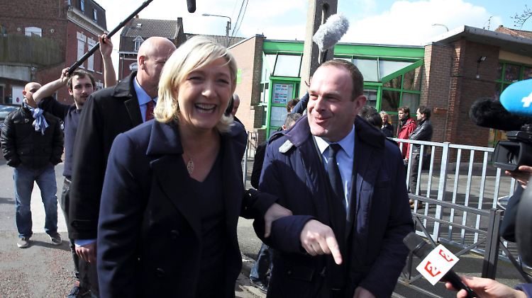 FN-Chefin Marine Le Pen und Kandidat Steeve Briois verlassen sichtlich gut gelaunt das Wahllokal.