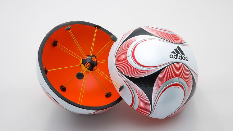Chip im Ball - kommt eine Torlinientechnik im deutschen Fußball?