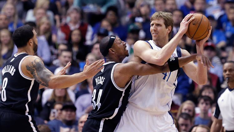 Erwischte nicht seinen besten Tag: Dirk Nowitzki (r.) hatte gegen die Brooklyn Nets kein Wurfglück. 