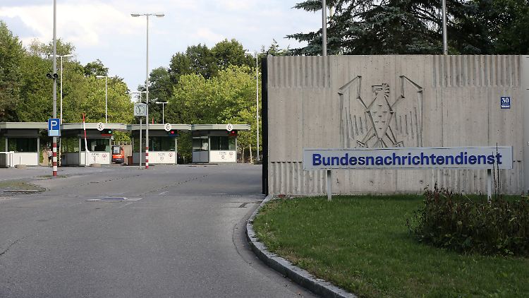 Die bekannte Einfahrt zum Gelände des Bundesnachrichtendienst in Pullach.