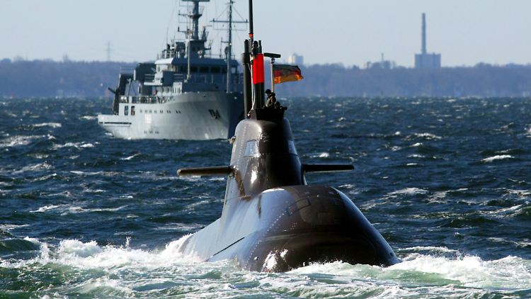 Militärischer Einfluss aus der Tiefe: Dank Brennstoffzellentechnik aus Deutschland können Boote der Klasse 212A den Schiffsverkehr nahezu unbemerkt überwachen.