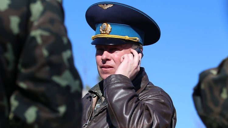 Auch der Kommandeur der ukrainischen Luftwaffe, Juli Mamchur, musste seinen Stützpunkt in Belbek den Russen überlassen. Der Fliegerhorst war am Wochenende gestürmt worden.