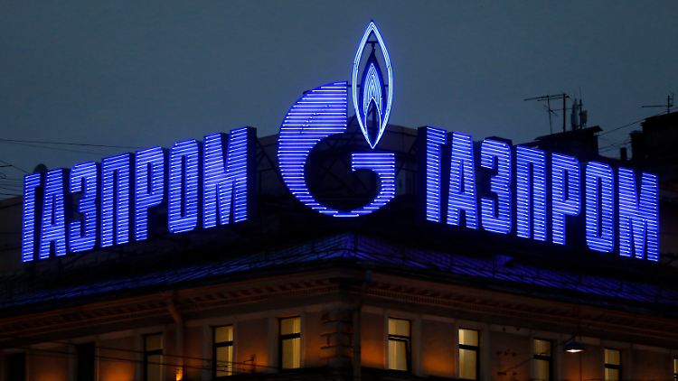 Gazprom-Werbung auf einem Dach in St. Petersburg.