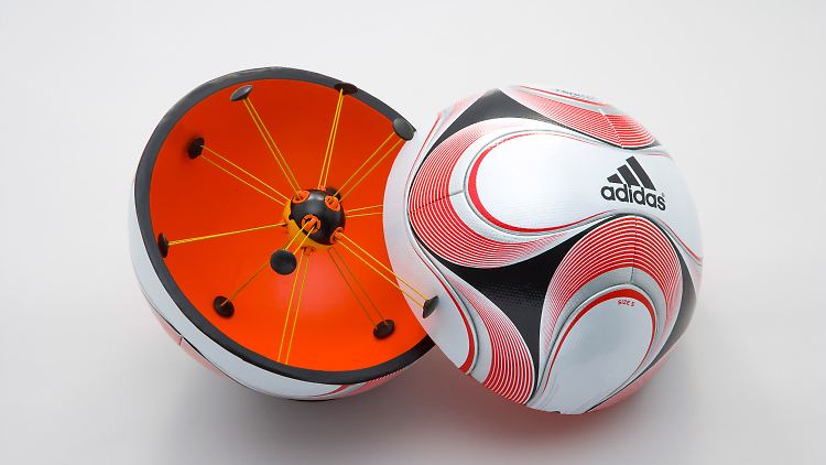 Chip im Ball: Die Fußball-Bundesliga ist dagegen.
