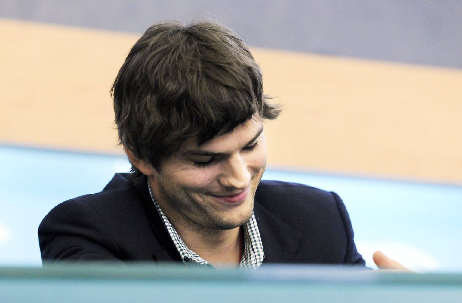 Die Geschichte könnte aus einem jener romantischen Filme stammen, in denen Ashton Kutcher so oft die Hauptrolle gespielt hat: …