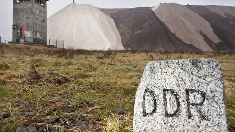 Halde des Werkes K+S zwischen Philippsthal und Unterbreizbach: Es ist das letzte Kaliwerk in Thüringen.
