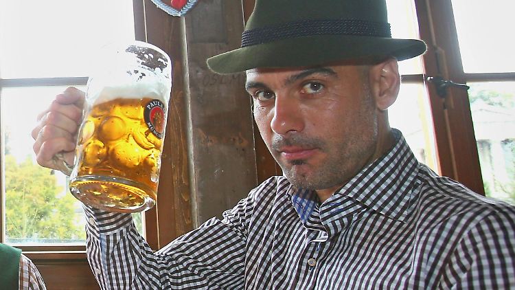 Bier im Glas, ja. Bier über den Kopf - nein! Josep Guardiola, Katalane in München.