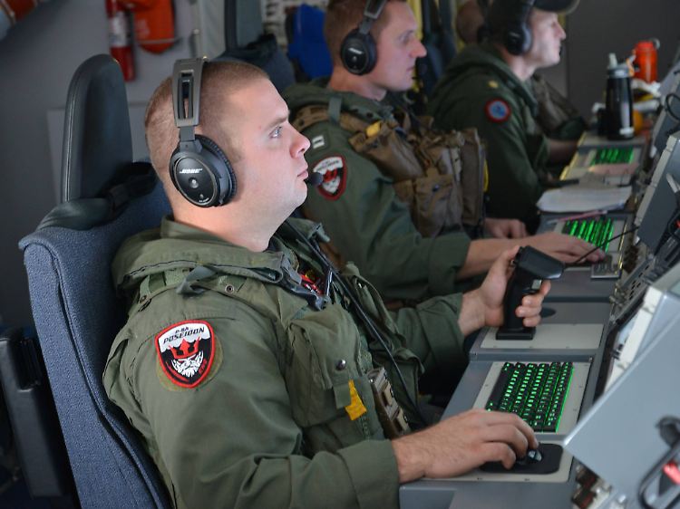 Das Suchflugzeug P-8A "Poseidon" der US-Marine hat hochmoderne elektro-optische Kameras und Sensoren an Bord, die selbst kleine Objekt auf dem Wasser orten und bestimmen können.