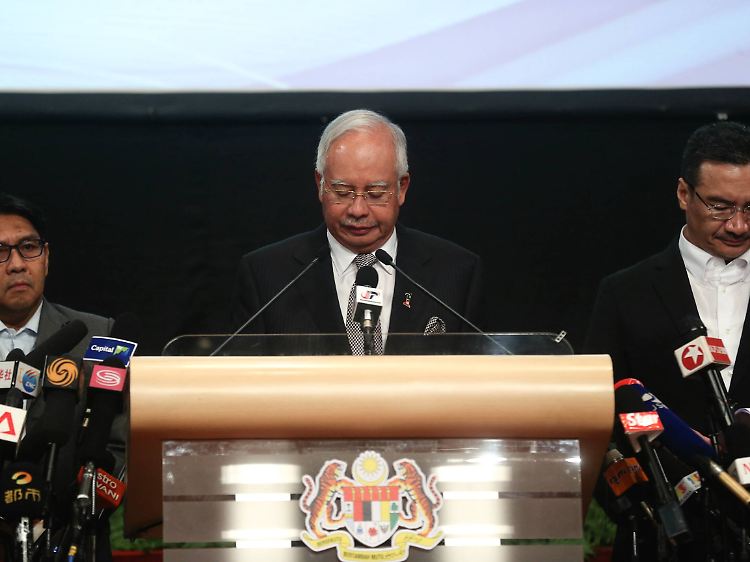 Eine der dunkelsten Stunden in der jüngeren Geschichte Malaysias: "Mit großer Betroffenheit und Bedauern" überbringt Premierminister Najib Razak der Weltöffentlichkeit die Todesnachricht.