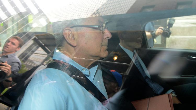 Fünf ehemalige Mittarbeiter sollen jetzt ihrem Chef und Milliardenbetrüger Bernarrd Madoff in den Knast folgen.