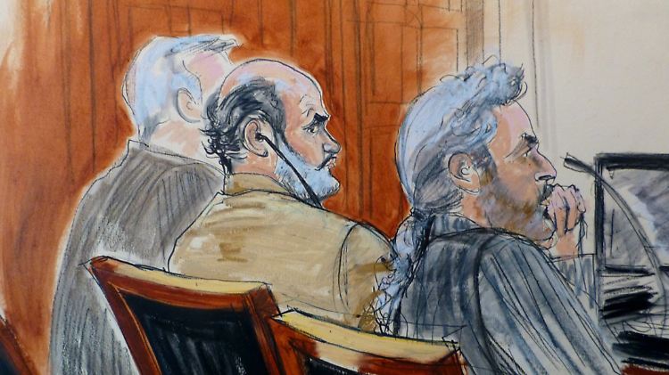Abu Ghaith (MItte) war laut Anklage im Jahr  2001 nach Afghanistan gezogen. Dort soll er hunderte  Al-Kaida-Rekruten in Terrorcamps gedrillt haben. 
