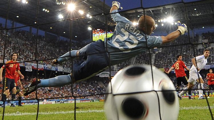 Topspiele aus Bundesliga und Champions League können Fußballfans nicht nur im Pay-TV, sondern auch im Netz verfolgen. Eine gute Bildqualität gibt es aber oft nur bei Bezahlangeboten.