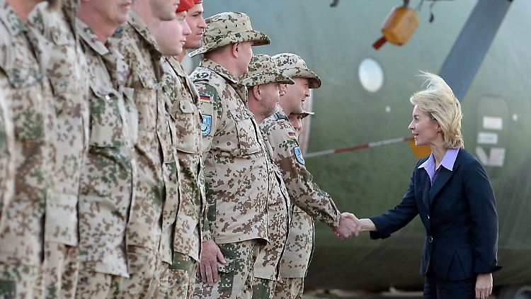 Von der Leyen hatte mit Blick auf die Krim-Krise erklärt: "Jetzt ist für die Bündnispartner an den Außengrenzen wichtig, dass die Nato Präsenz zeigt."