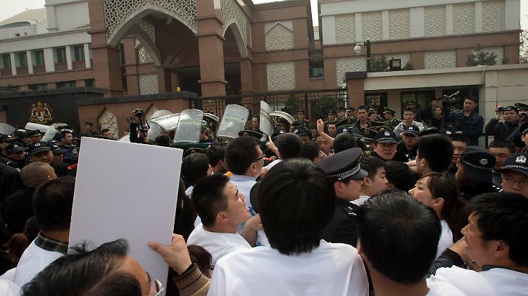 Wut und Trauer der Angehörigen entladen sich vor der malaysischen Botschaft in Peking.