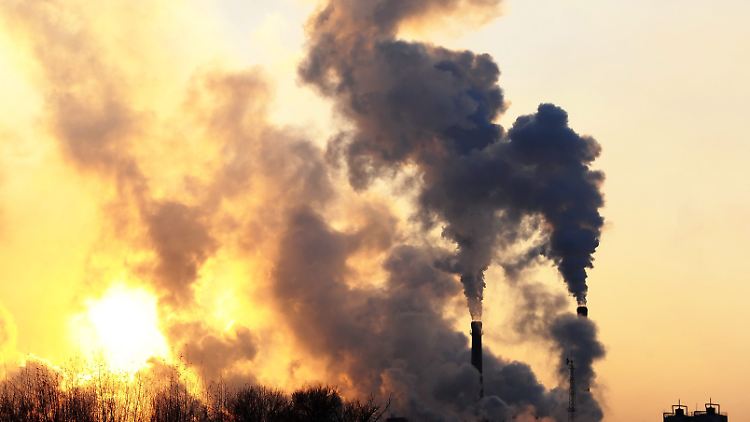 Die Industrie trägt zu der Luftverschmutzung bei - besonders in Schwellen- und Entwicklungsländern ist Umweltschutz oft noch ein Fremdwort.