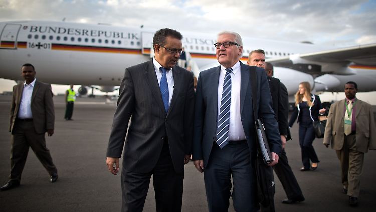 Steinmeier plaudert am Flughafen in Addis Abeba in Äthiopien mit seinem Amtskollegen Tedros Adhanom.
